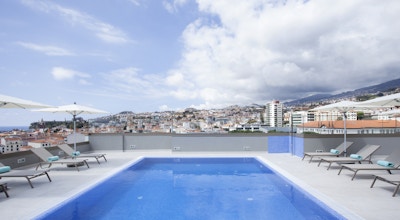 Svømmebasseng  på takterrassen på Turim Santa Maria Hotel i Funchal