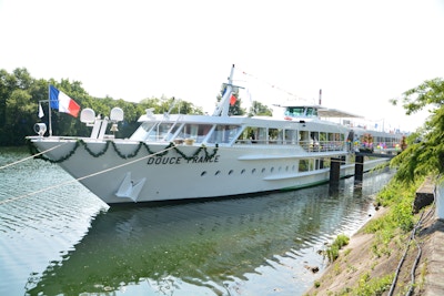 MS Douce France på seilas på Rhinen