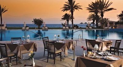 Hygg deg med god mat ved bassenget, Athena Royal Beach Hotel