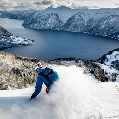 En skikjører på vei ned fjellene mot Lusterfjorden