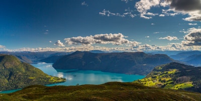 Nydelig utsikt fra Molden ned mot Lusterfjorden