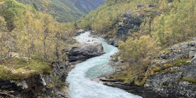 Den turkise elven slynger seg nedover i Mørkridsdalen