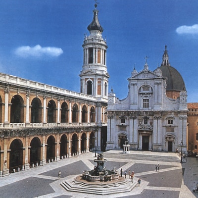 Kirken i Loreto med piazzaen i forkant
