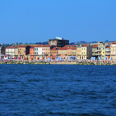 Bilde tatt fra sjøen mot strand og by, Porto Recanati, Italia