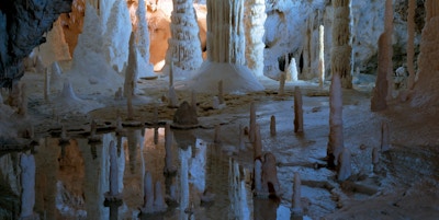 Bilde fra innsiden av Frasassigrotten som viser stalagmitter og stalaktitter