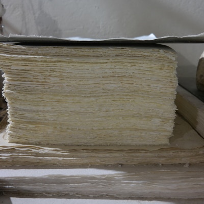 En stabel med håndlaget papir i Papirmuseet i Fabriano, Italia