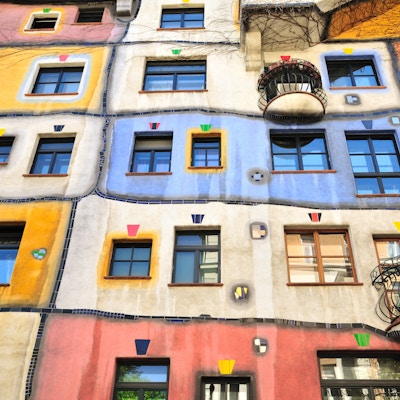 Hundertwasser House (Hundertwasserhaus) er et leilighetshus i Wien, Østerrike, bygget etter ideen og konseptet om den østerrikske kunstneren Friedensreich Hundertwasser med arkitekten Joseph Krawina som medforfatter. Dette ekspresjonistiske landemerket til Wien ligger i Landstrae-distriktet på hjørnet av Kegelgasse og Löwengasse.
