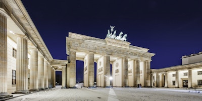 visitBerlin: Brandenburger Tor i snøen, tatt 21. januar 2022 i Berlin /// Foto: Mo WÃ¼stenhagen