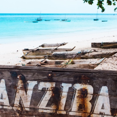 Forlatt hvit sandstrand sør på øya Zanzibar