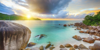 Vakker solnedgang over den berømte stranden Anse Lazio sett fra granittblokker, Praslin-øya, Seychellene.