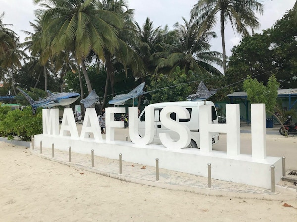 Skilt med fisker over der Maafushi er stavet