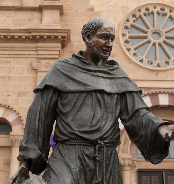 Fotografi av en statue av Saint Francis av Assisi ved Saint Francis basilikakatedralen, Santa Fe, New Mexico.