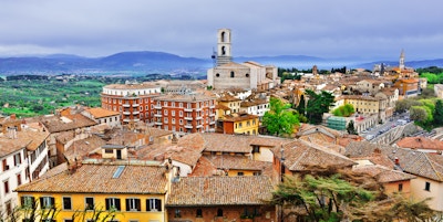 Flyfoto mot det historiske sentrum av byen Perugia i Italia
