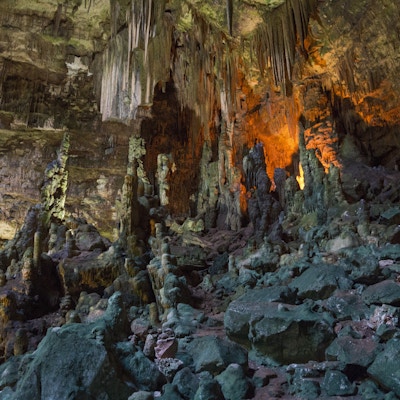 Castellana-hulene er et bemerkelsesverdig karst-grottesystem som ligger i Castellana Grotte kommune, Puglia, Italia