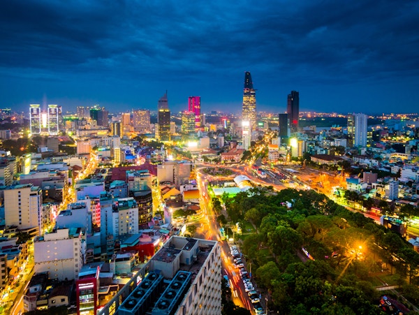 Utsikt over bygningene i Ho Chi Minh-byen eller Saigon i Vietnam om natten