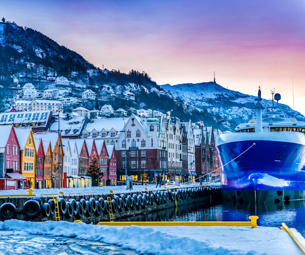 Bryggen med skip om vinteren, Bergen. Norge