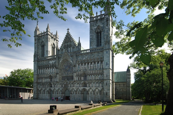 Nidarosdomen er Norges nasjonale helligdom, og ble bygget over graven til St. Olav, Norges skytshelgen. Byggingen startet i 1070, men de eldste delene som fremdeles er fra midten av det tolvte århundre. Katedralen er bygget i gotisk stil, men de eldste delene rundt transeptet gjenspeiler den romerske stilen. Fra rundt 1050 til reformasjonen var denne katedralen en viktig destinasjon for pilegrimer.