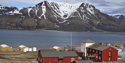 Utsikt fra Longyearbyen over fjorden. Havnebygninger i forgrunnen. Longyearbyen, Svalbard, Norge. Verdens nordligste by.