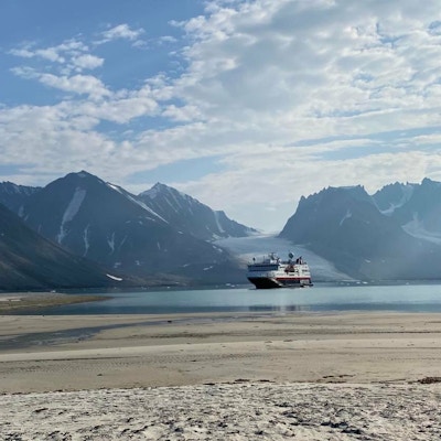 Hurtigruten Svalbard blant fjell og på vei mot land
