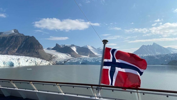 Hurtigruten Svalbard, isfjell og norsk flagg