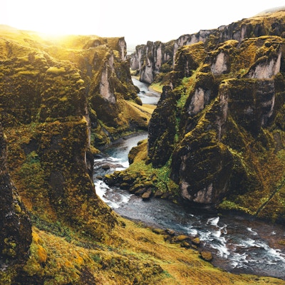 Det bratte juvet Fjadrargljufur på Island, sett fra turiststien.