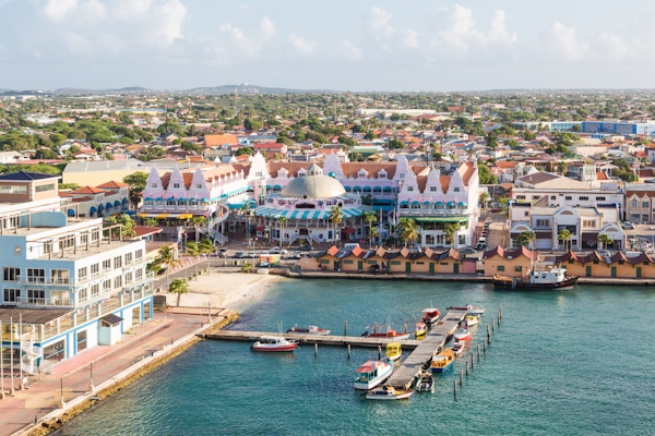 Fargerike bygninger i Oranjestad på øya Aruba