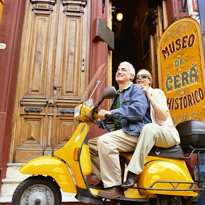 Par på en gul scooter i Buenos Aires