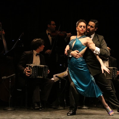 Tangoshow der to personer danser tett