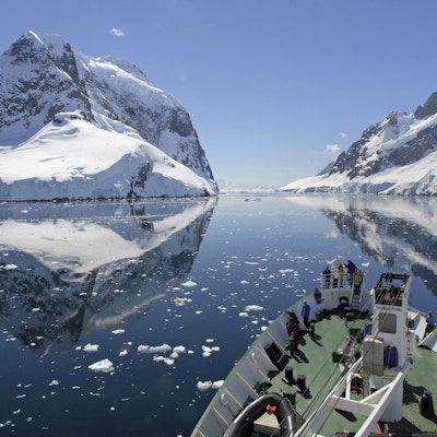 Et lite cruiseskip passerer gjennom Lemaire Channel i Antarktis