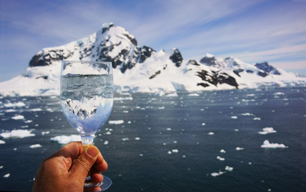 Isglasset er foran den argentinske basen - Paradise Bay - Antarktis