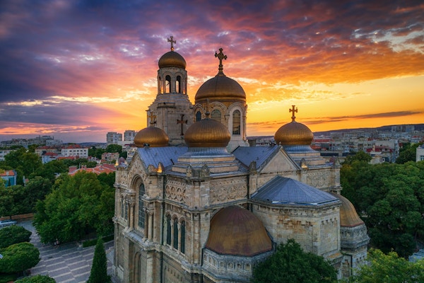 Fargerik solnedgang over katedralen i antagelsen i Varna, luftfoto