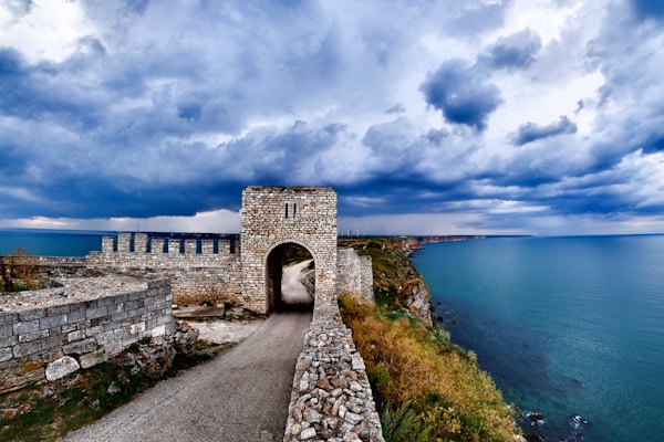 Cape Kaliakra festning, Bulgaria, dramatisk storm som kommer ved Svartehavet. Gammel forlatt festning ved sjøen. Viktig trousittisk attraksjon.