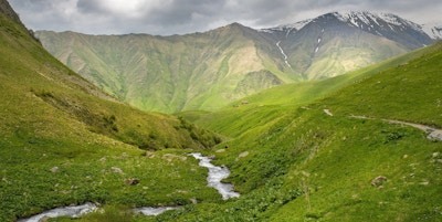 pittoreske fjellandskap med Chauhi-elven og Kaukasus-fjellkjeden, Juta-dalen, Kazbegi-regionen, Georgia