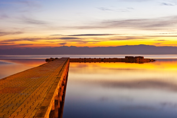 Soloppgang over Ohrid-sjøen i Makedonia