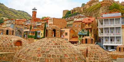 Gamlebyen i Tbilisi (Georgia) sett fra svovelbadene.