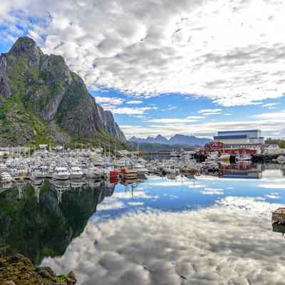 Svolvaer er det administrative sentrum for Vagan kommune (9.200 innbyggere) i Nordland fylke, Norge. Det ligger på øya Austvagoya i Lofoten skjærgård. Annet enn den massive fiskerinæringen, blir turisme stadig viktigere. Svolvaer er også et viktig transportknutepunkt og favorittsted for turister som besøker Lofoten. Cirka 200 000 turister besøker Svolvaer hvert år.
