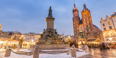 Krakow, hovedtorget vinterkveld, julemesser, Mickiewicz-statuen og St. Mary kirke