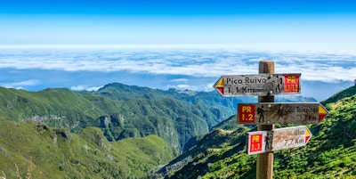 Skilt på toppen av øya Madeira som viser vei til Pico Ruivo, Ilha og Achada do Teixeira