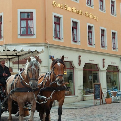 Hest og kjerre utenfor hotellet