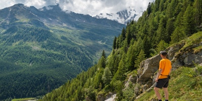Turgåer på fjellet en sommerdag. Macugnaga, Anzasca-dalen, Ossola-dalen, Piemonte, Italia. Pittoresk luftfoto fra en alpedal med Monte Rosa dekket av is i bakgrunnen