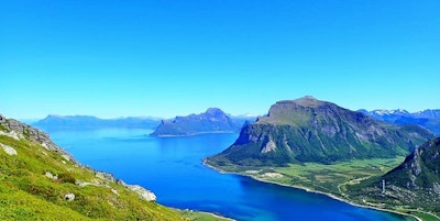 Utsikt over fjell, øyer og hav nord i Norge på Helgeland