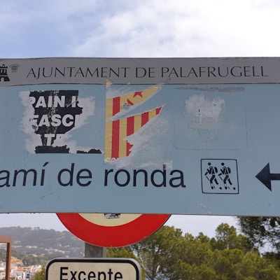 Nærbilde av skilt som viser Camino de Ronda