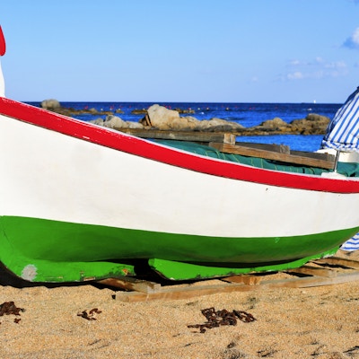 nærbilde av en gammel fiskebåt strandet på Platja de les Barques stranden i Calella de Palafrugell, Costa Brava, Catalonia, Spania