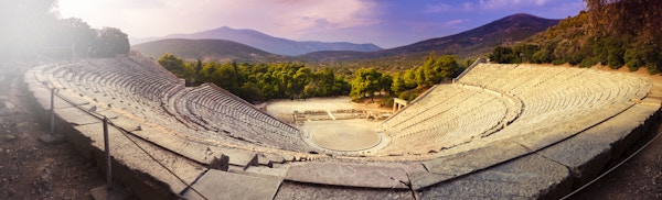 Teateret til Epidaurus i Peloponnese, Hellas. Det ble bygget på 400-tallet f.Kr. og har plass til 15000 mennesker. Det er også kjent for sin eksepsjonelle akustikk.