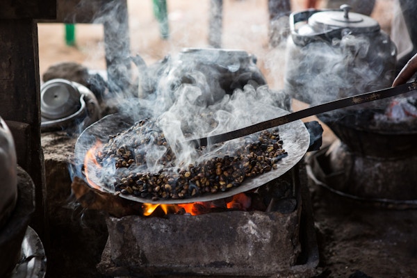 Etiopisk kaffe stekt på tradisjonell måte