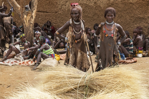 TURMI, OMO VALLEY, ETIOPIA - 25. JANUAR: Uidentifiserte Hamer-folk på landsbymarkedet. Ukemarkeder er viktige hendelser i stammelivet i Omo Valley den 25. januar 2018 i Turmi, Etiopia.