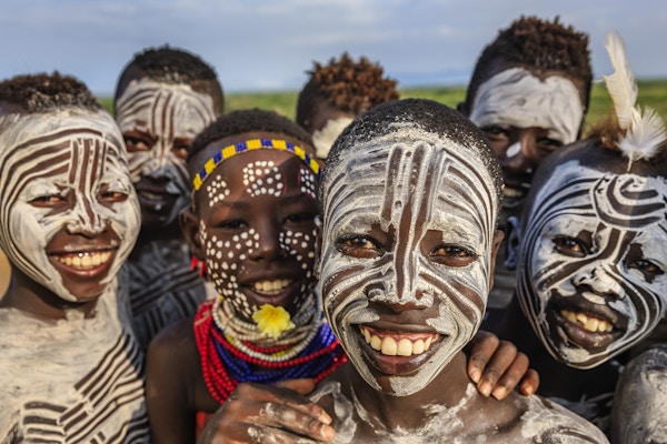 Gruppe glade afrikanske barn - Sør-Etiopia, Øst-Afrika