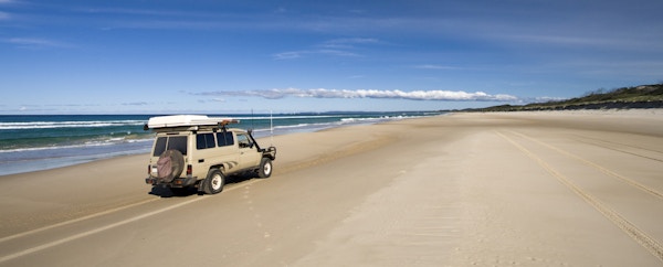 Utsikt over stranden ved Fraser Island og havet utenfor