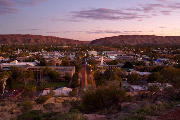 Utsikt fra Anzac Hill nedover Hartley St på en fin vinterkveld i Alice Springs, Northern Territory, Australia