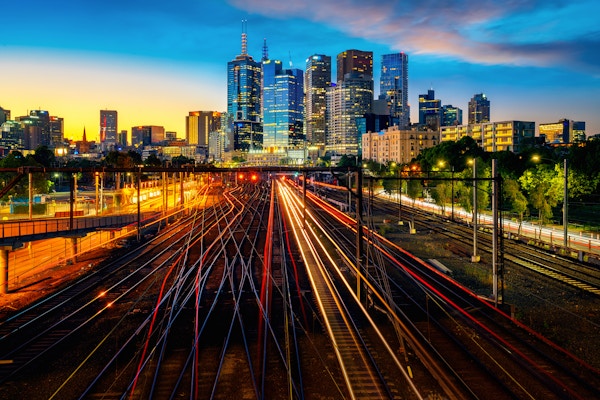 Melbourne togstasjon med Melbourne bakgrunn i solnedgang, Australia, kan denne immage bruke for Melbourne reise og transport.